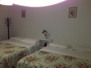 Desk, rollaway beds, free WiFi - Hostel Veronique (Florence)