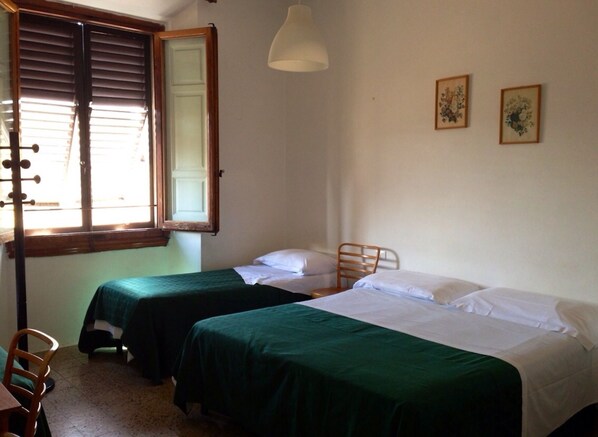 Desk, rollaway beds, free WiFi - Hostel Veronique (Florence)