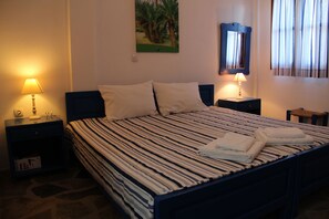 Estudio | Ropa de cama de alta calidad y caja de seguridad en la habitación