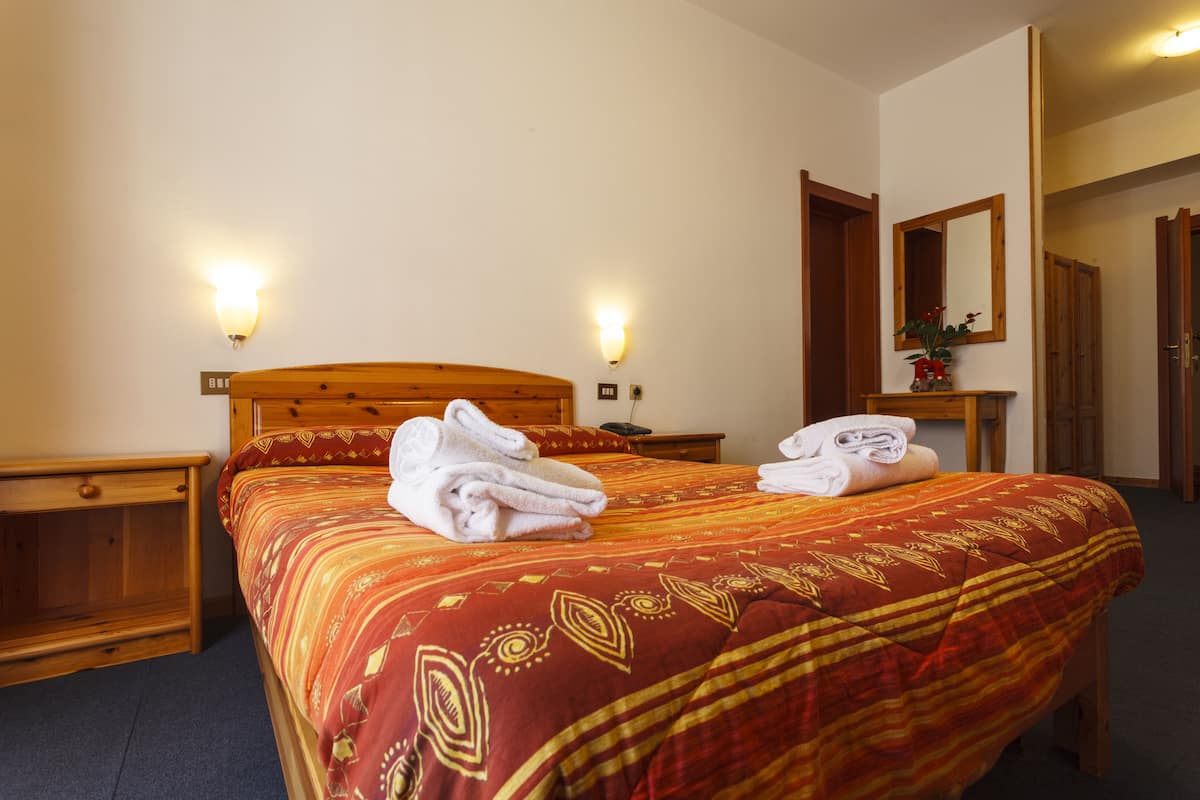 classic double room | in-room safe, desk, soundproofing, free wifi