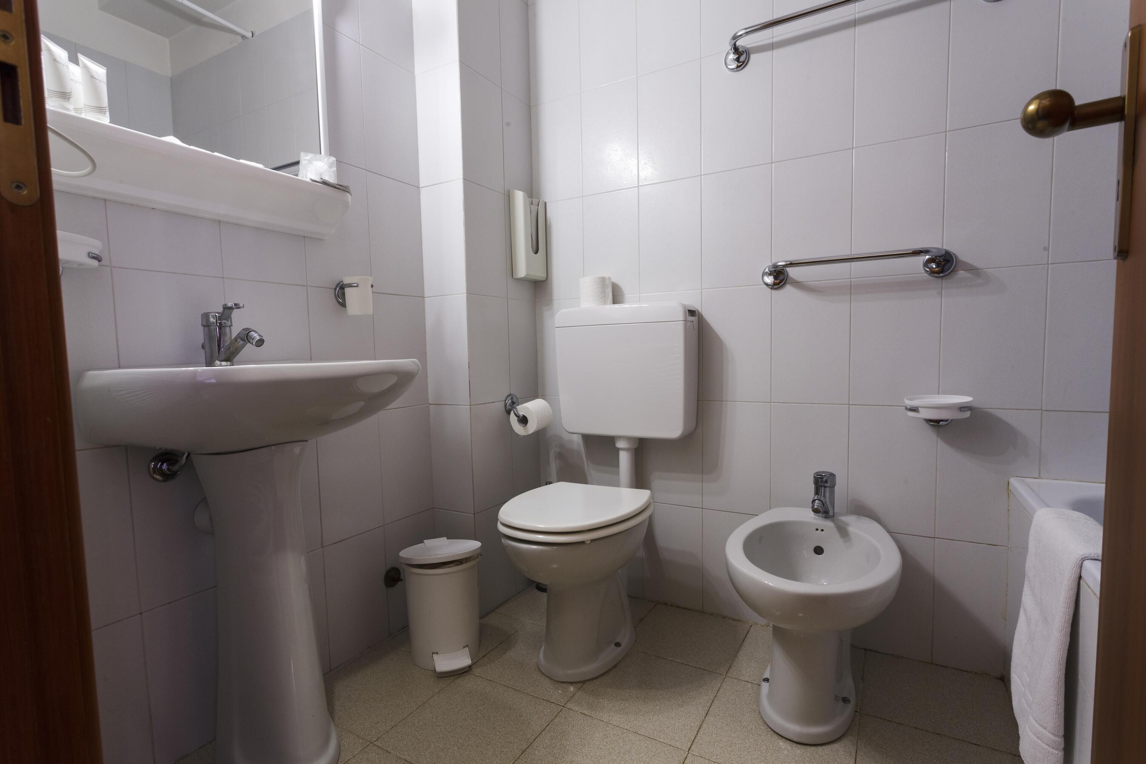 bathtub, free toiletries