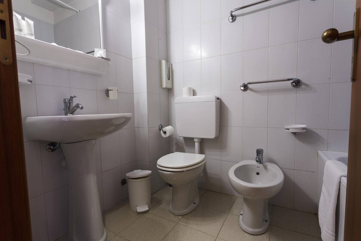 bathtub, free toiletries