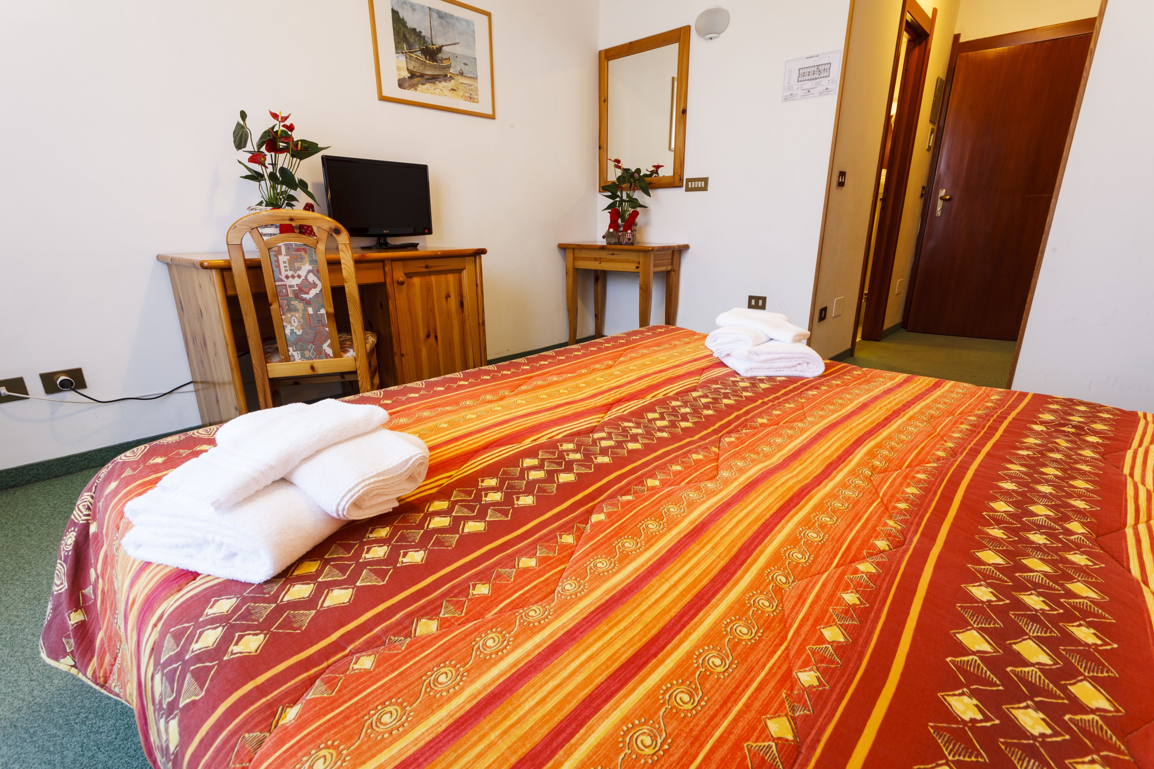 classic double room | in-room safe, desk, soundproofing, free wifi