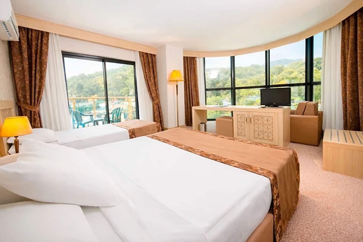 Corner Room | Premium bedding, minibar, in-room safe, laptop workspace