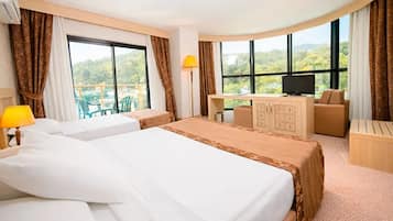 Corner Room | Minibaari, tallelokero huoneessa