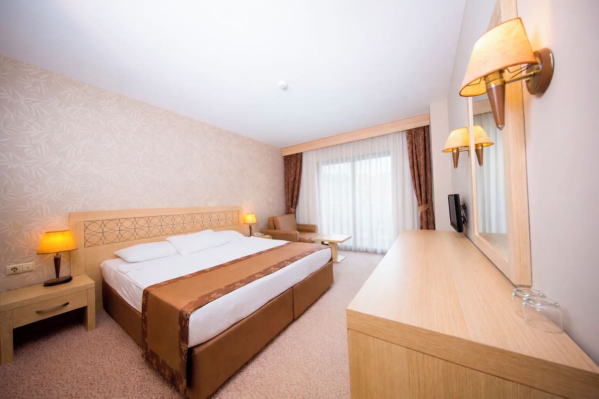 Dobbelt- eller tomannsrom – standard, balkong | Minibar, safe på rommet, skrivebord for bærbar PC og lydisolert