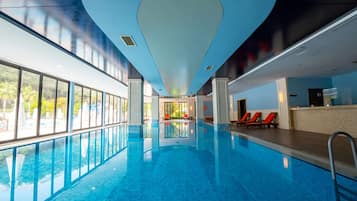 Sisäuima-allas, kauden mukainen ulkouima-allas, aurinkovarjoja