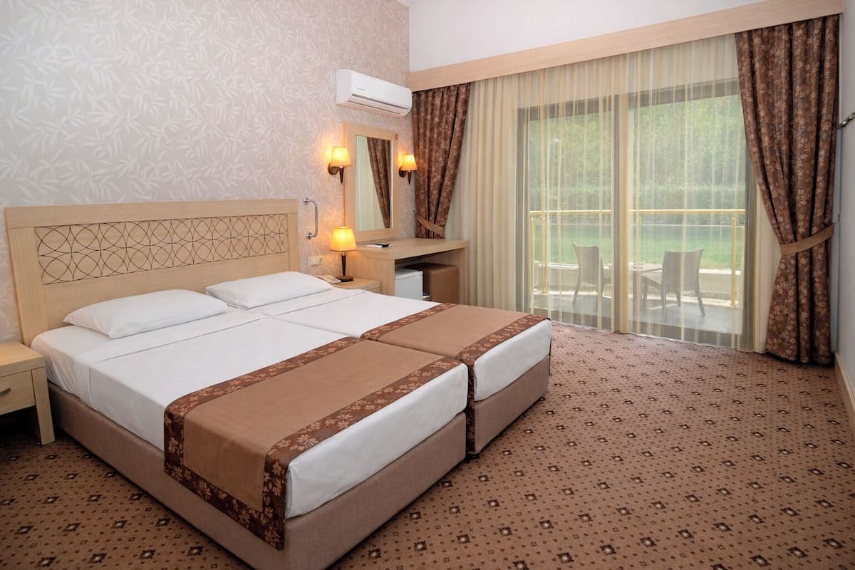 Double or Twin Room - Disability Access | Minibar, két bảo mật tại phòng, khu vực làm việc phù hợp cho laptop