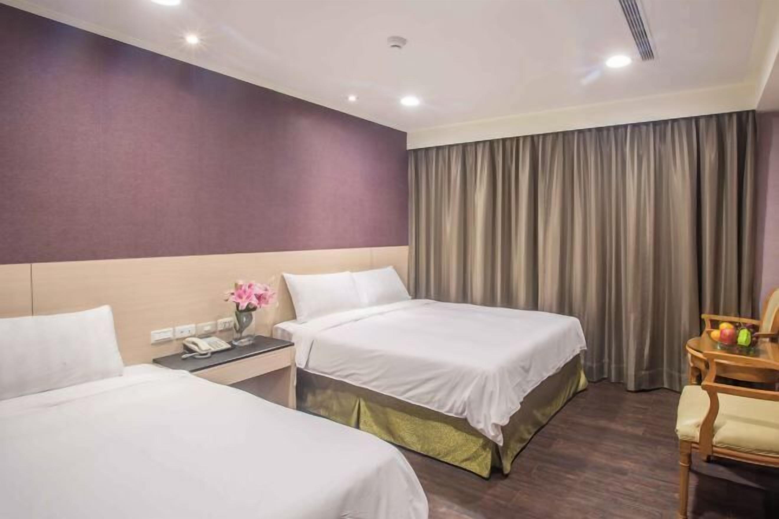 Minibar, free WiFi, bed sheets