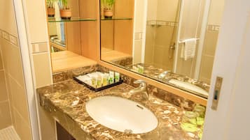 Bruser, miljøvenlige toiletartikler, hårtørrer, hjemmesko