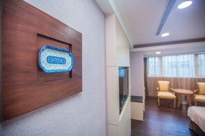 Minibar, wifi gratis y ropa de cama 