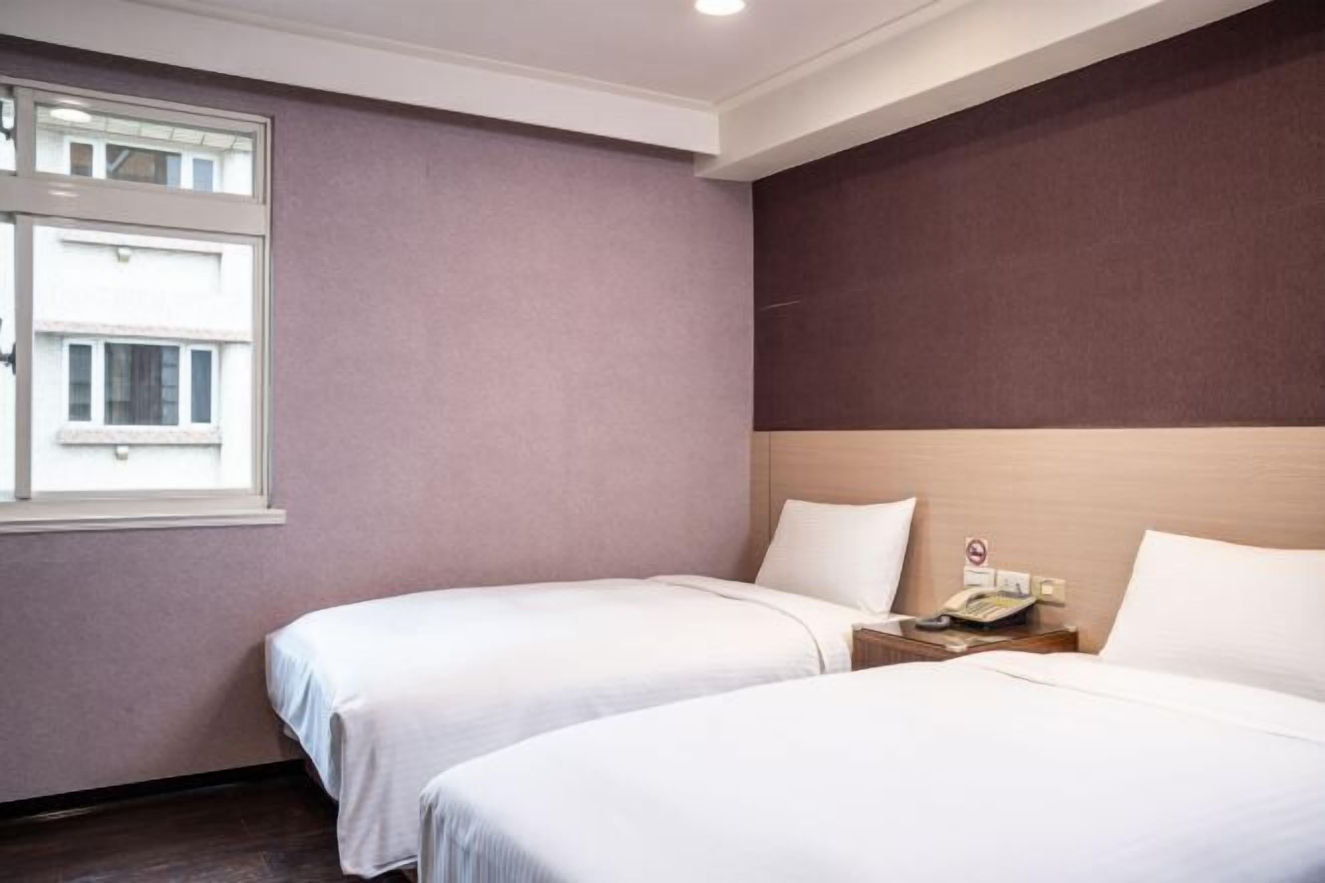 Minibar, free WiFi, bed sheets