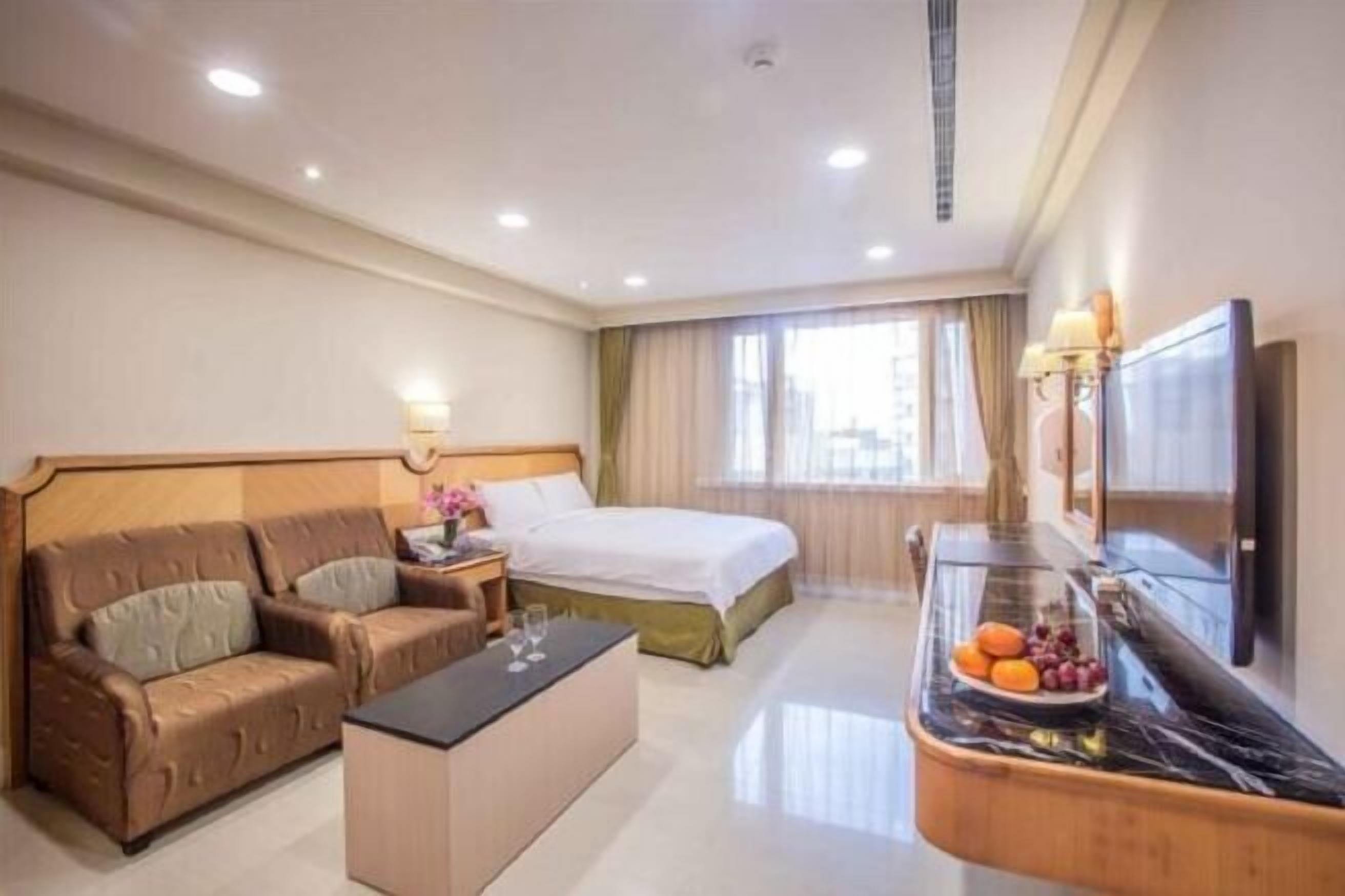 Minibar, free WiFi, bed sheets