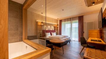 Luxury-Zimmer, Nichtraucher, Bergblick | Zimmersafe, Schreibtisch, kostenloses WLAN, BettwÀsche