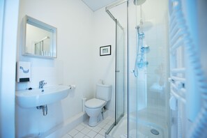 Kahden hengen standard-huone (yksi tai kaksi sänkyä) | Kylpyhuone | Suihku, designer-hygieniatuotteet, hiustenkuivaaja, pyyhkeet