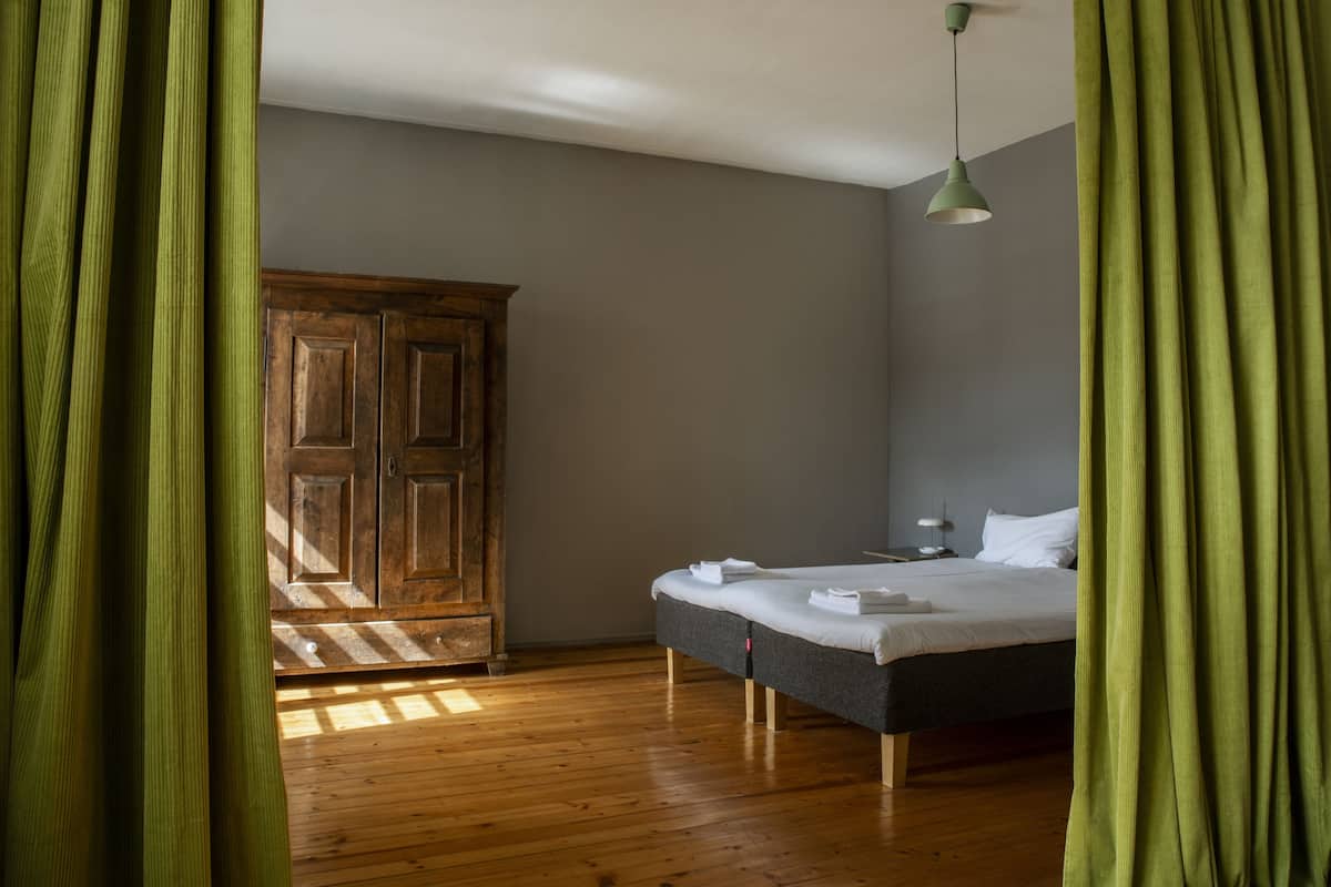 Studio | Premium bedding, iron/ironing board, free cribs/infant beds