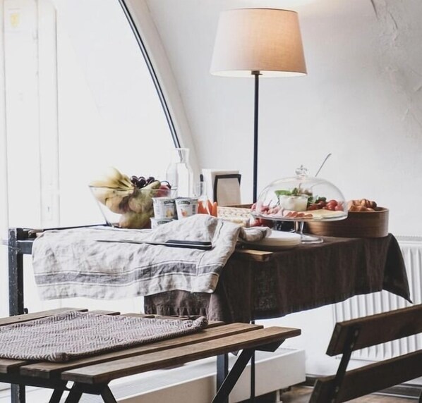 Daily cooked-to-order breakfast (EUR 15 per person)
