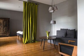 Studio | Living area | 32-inch Smart TV with digital channels, TV - Bookinn B&B (Vilnius)