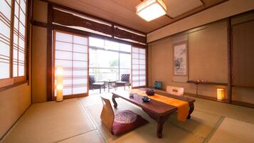 In-room safe, desk, free WiFi