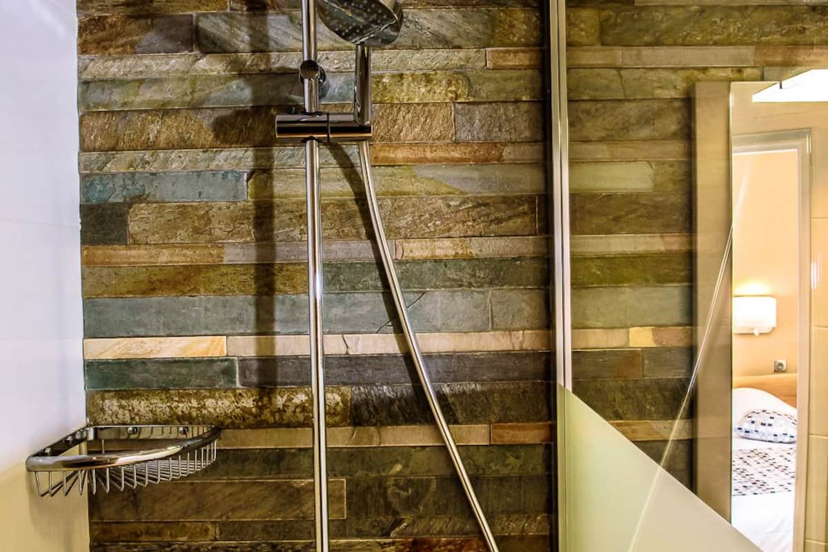 superior twin room | bathroom shower