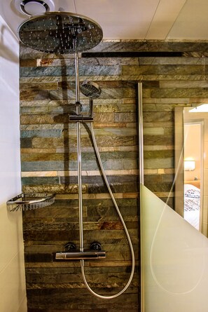 Superior Twin Room | Bathroom shower