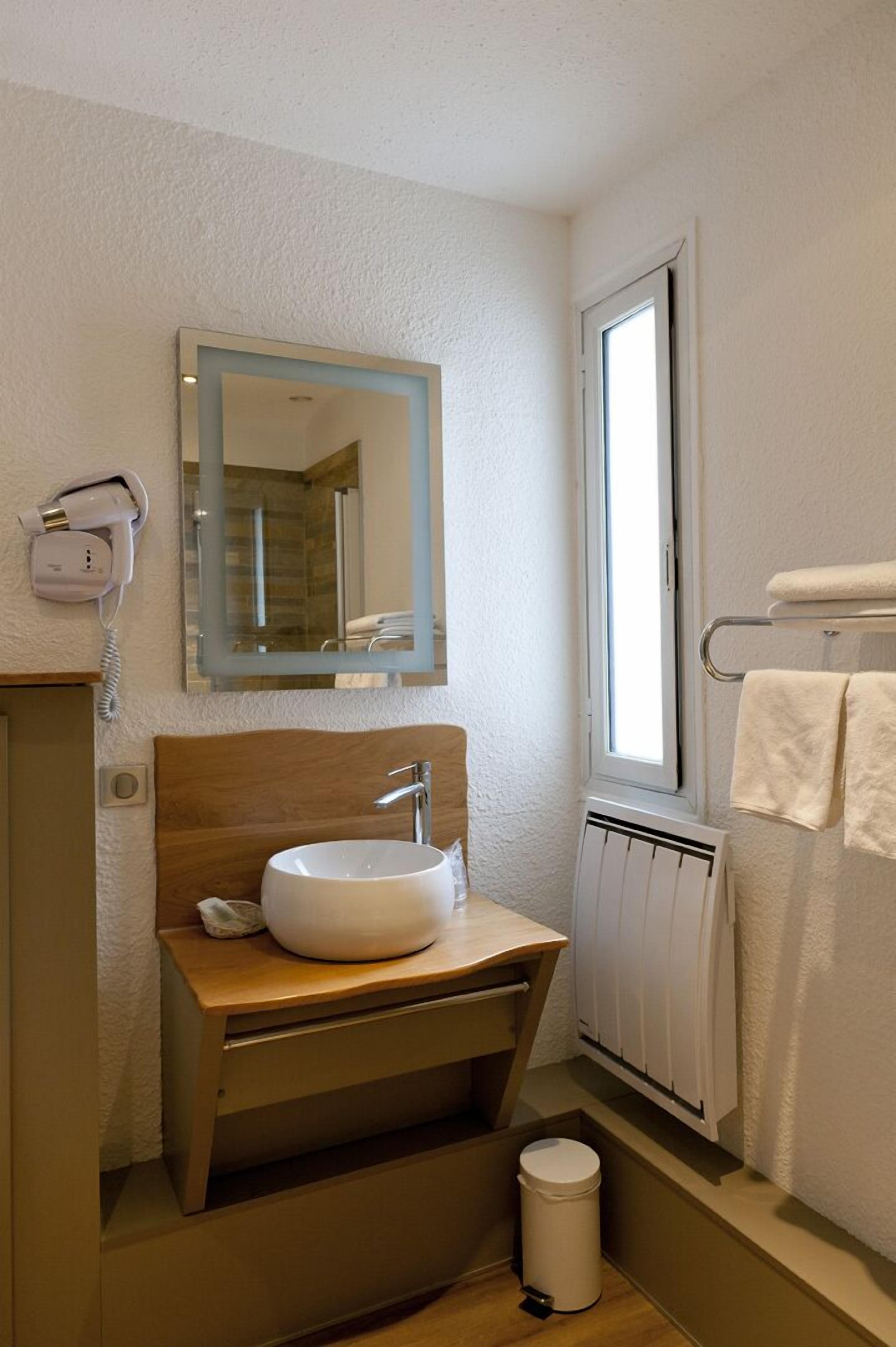 superior twin room | bathroom amenities | shower, free toiletries, hair dryer, towels