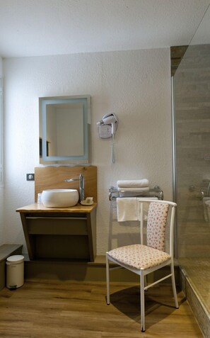 Superior Twin Room | Bathroom | Shower, free toiletries, hair dryer, towels