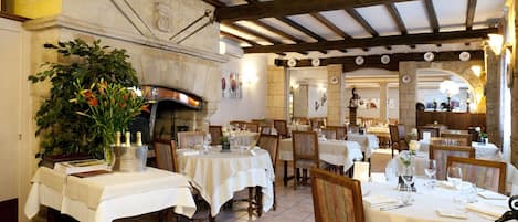 Déjeuner et dîner servis sur place