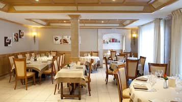 Petit déjeuner buffet (12 EUR par personne)