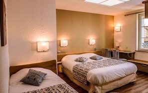 Superior Triple Room | Desk, iron/ironing board, free WiFi, wheelchair access - Hôtel restaurant Le Cheval Rouge (Sainte-Menehould)