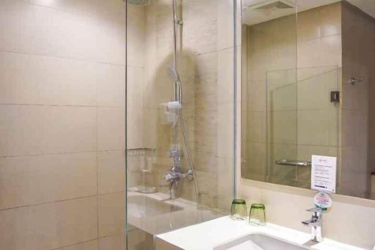 Shower, free toiletries, towels