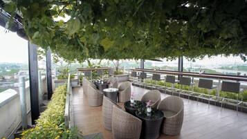 Melayani sarapan dan makan siang dengan sajian masakan internasional