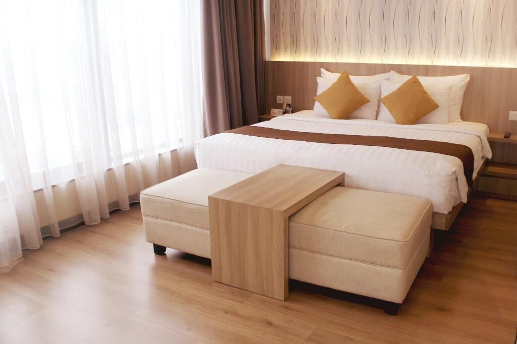 Premium bedding, in-room safe, desk, soundproofing