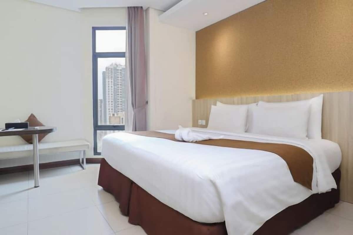 1 bedroom, premium bedding, in-room safe, desk