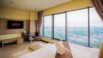Suite Junior | 1 kamar tidur, seprai premium, brankas, dan meja kerja