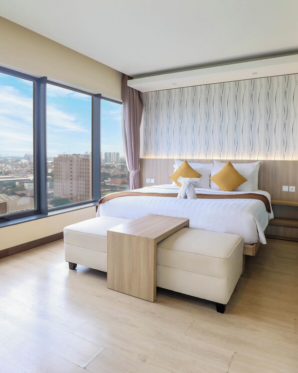 Ropa de cama de alta calidad y caja de seguridad en la habitación 