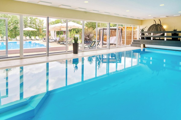 Innenpool, AuĂenpool, Sonnenschirme, LiegestĂŒhle