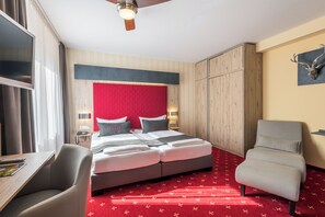 Quarto casal luxo | Área de estar | TV de tela plana 32 polegadas com canais via satélite, TV