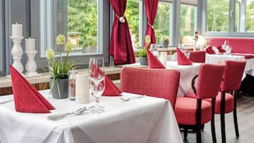 2 restaurantes; se sirve desayuno, almuerzo y cena; cocina regional