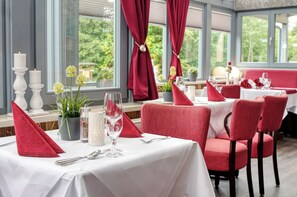 2 restaurantes, café da manhã, culinária regional