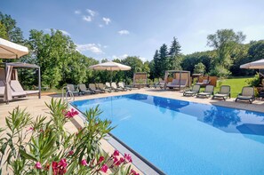 室内游泳池， 室外游泳池，07:30 至 21:30 开放, 池畔遮阳伞, 日光浴躺椅