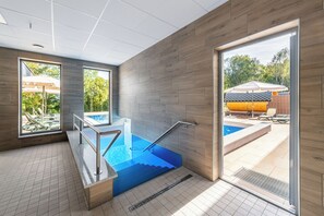 Sisäuima-allas ja ulkouima-allas avoinna 7.30–21.30, aurinkovarjoja