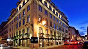 Un bâtiment historique sur lequel on peut voir une enseigne bien visible indiquant : « Turim Terreiro do Paco Hotel ».