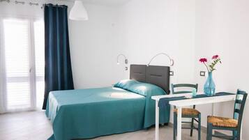 Camera quadrupla | Una scrivania, insonorizzazione, Wi-Fi gratuito