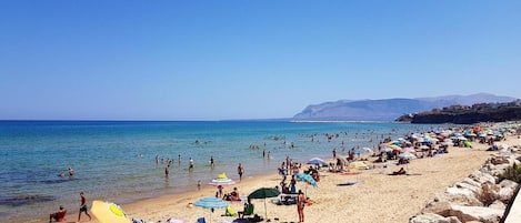 Perto da praia, prática de mergulho livre no local, prática de pesca 