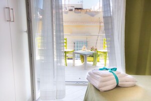 Escritorio, sistema de insonorización y wifi gratis 