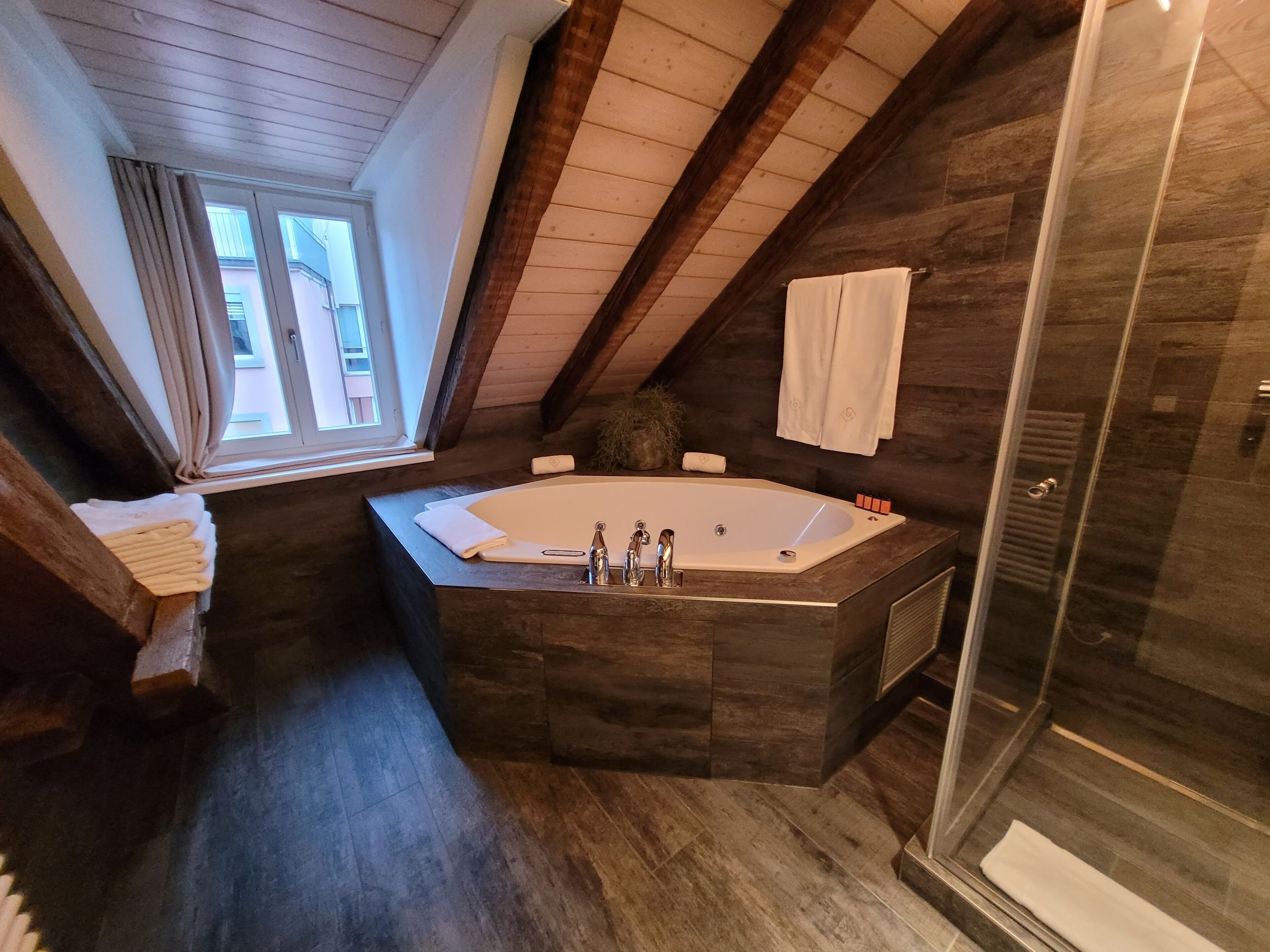 city apartment, multiple bedrooms, non smoking, city view | bathroom | free toiletries, hair dryer, bathrobes, slippers