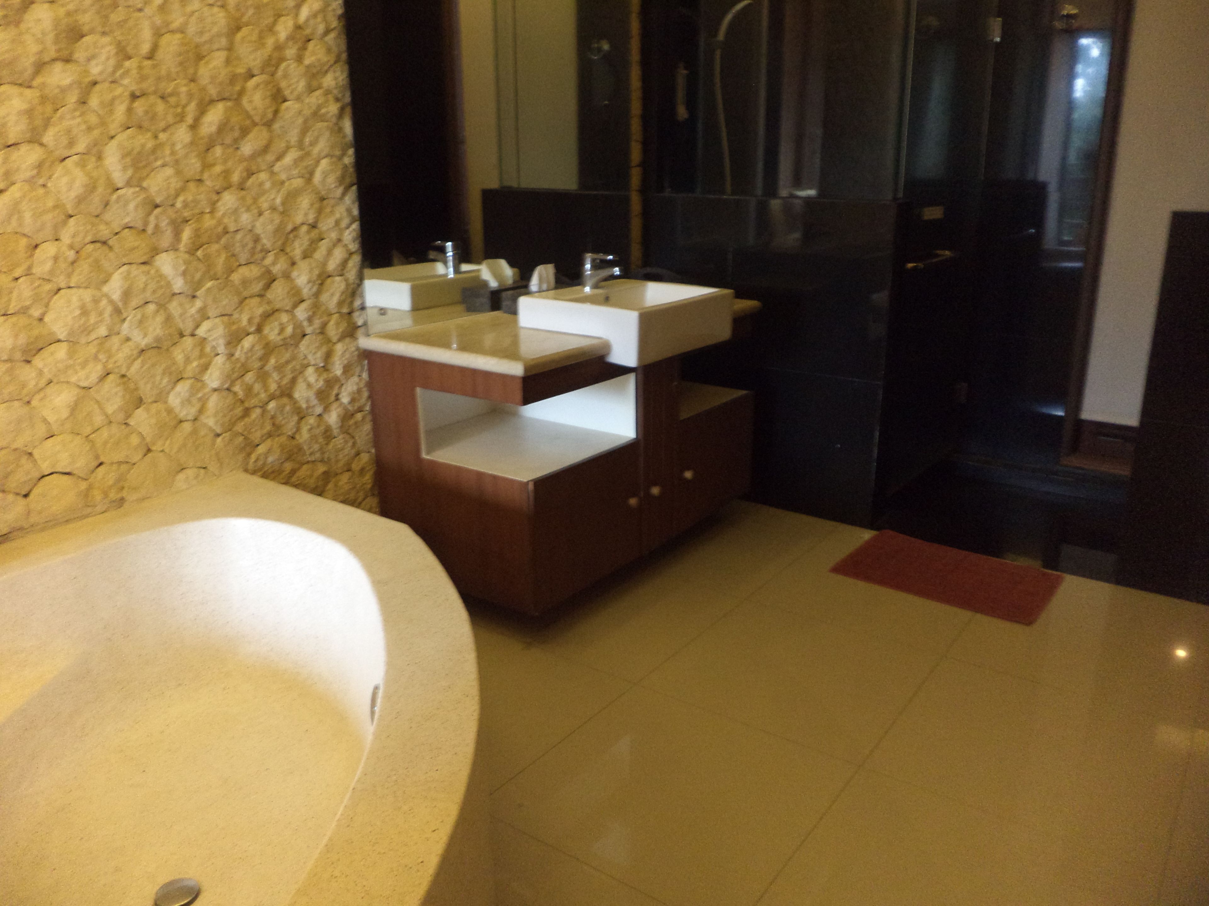 Une salle de bain moderne avec une baignoire sur pieds, un meuble-lavabo avec un miroir et un espace douche.