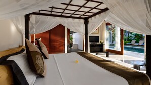 A spacious bedroom with a large bed, a TV, and a view of a pool. - Villa Dewi (Seminyak)