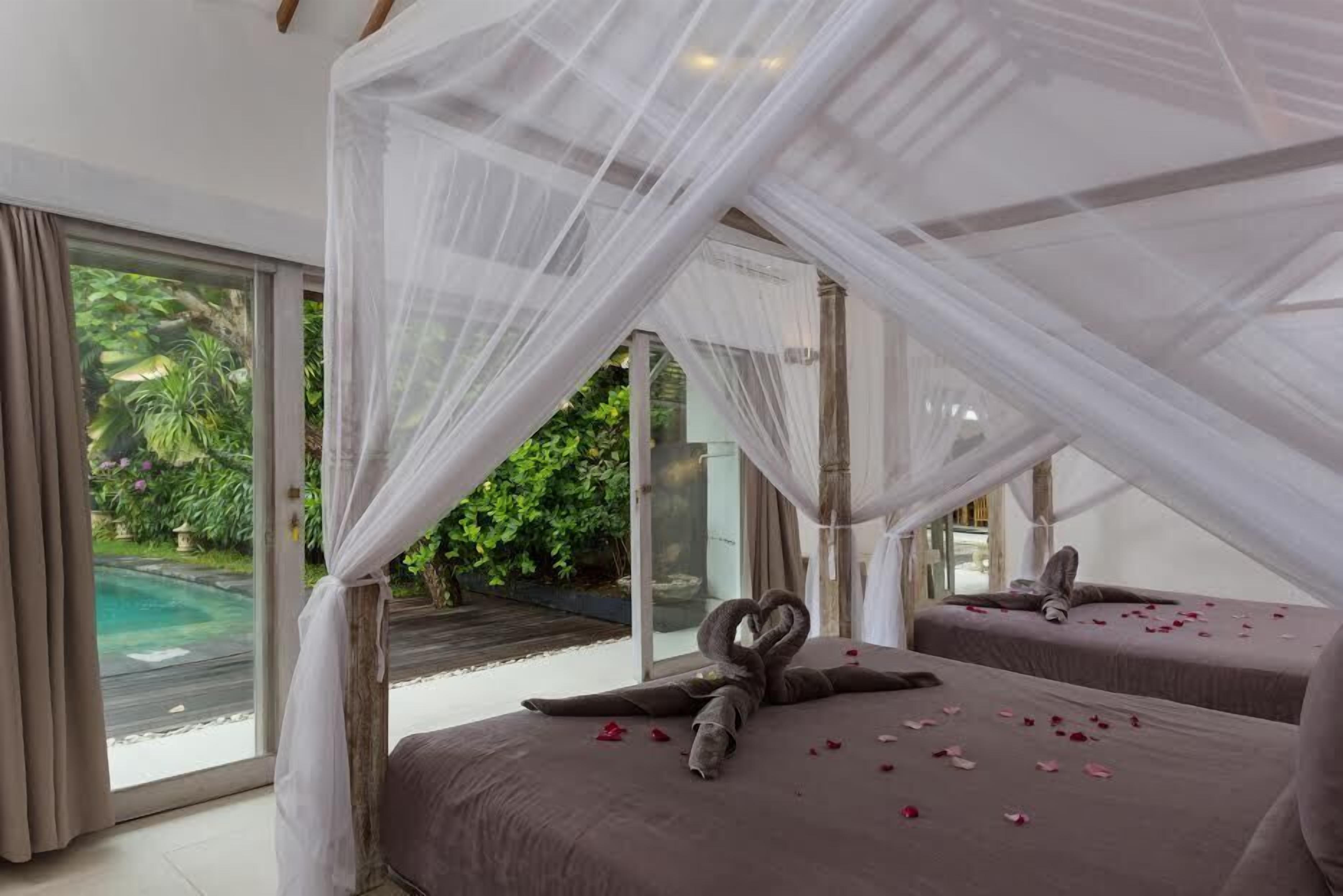 Premium bedding, in-room safe, desk, laptop workspace